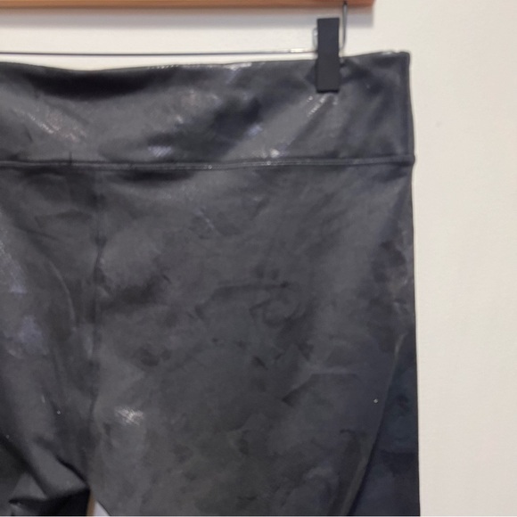 Fabletics Black Shimmery Cropped Leggings Activewear Size XL - Picture 5 of 7